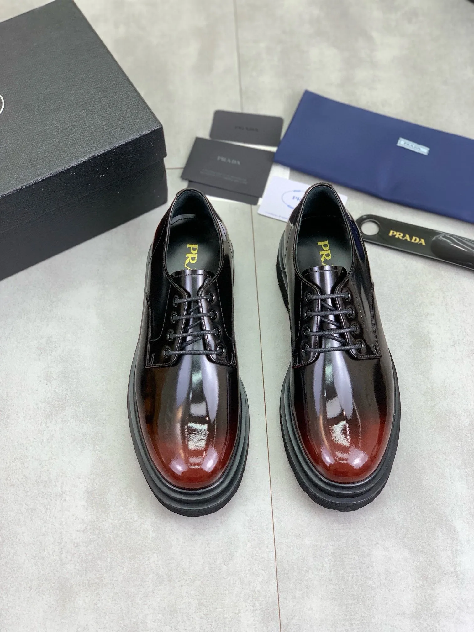 Factory price P880 💰Original quality, top version🔱 ＰＲＡＤＡPrada. Men's business casual leather shoes, top quality products. 1:1 shipment⬆️Luxurious and noble👞All imported original brand fabrics, just to create a more comfortable wearing experience. Upper: Original comfortable open edge bead-rubbed calf leather➕Top imported water-dyed full cow lining, original lightweight and comfortable TPU foam combination bottom✔️Code number: 39-44 (38.45 can be customized)